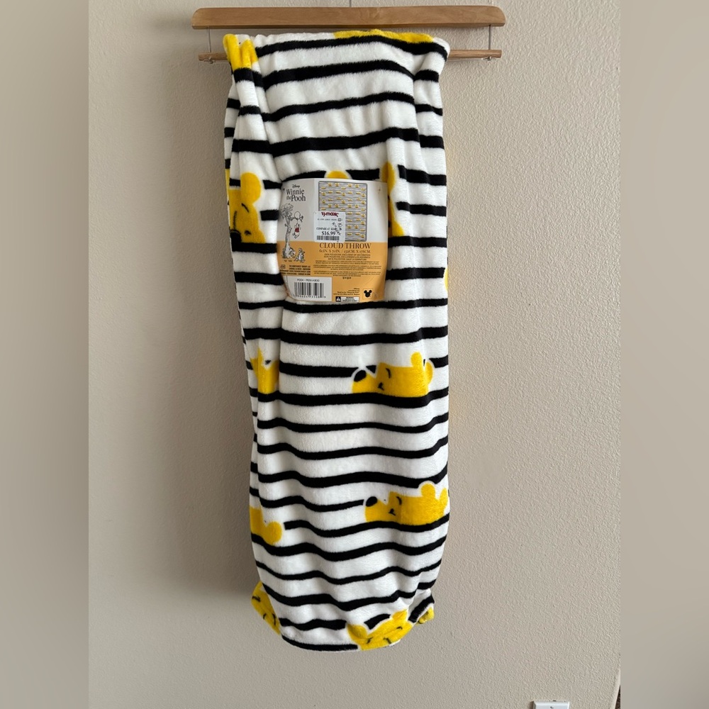 Disney Winnie The Pooh NWT Black &‎ White Striped 60x70 Cloud Throw Blanket